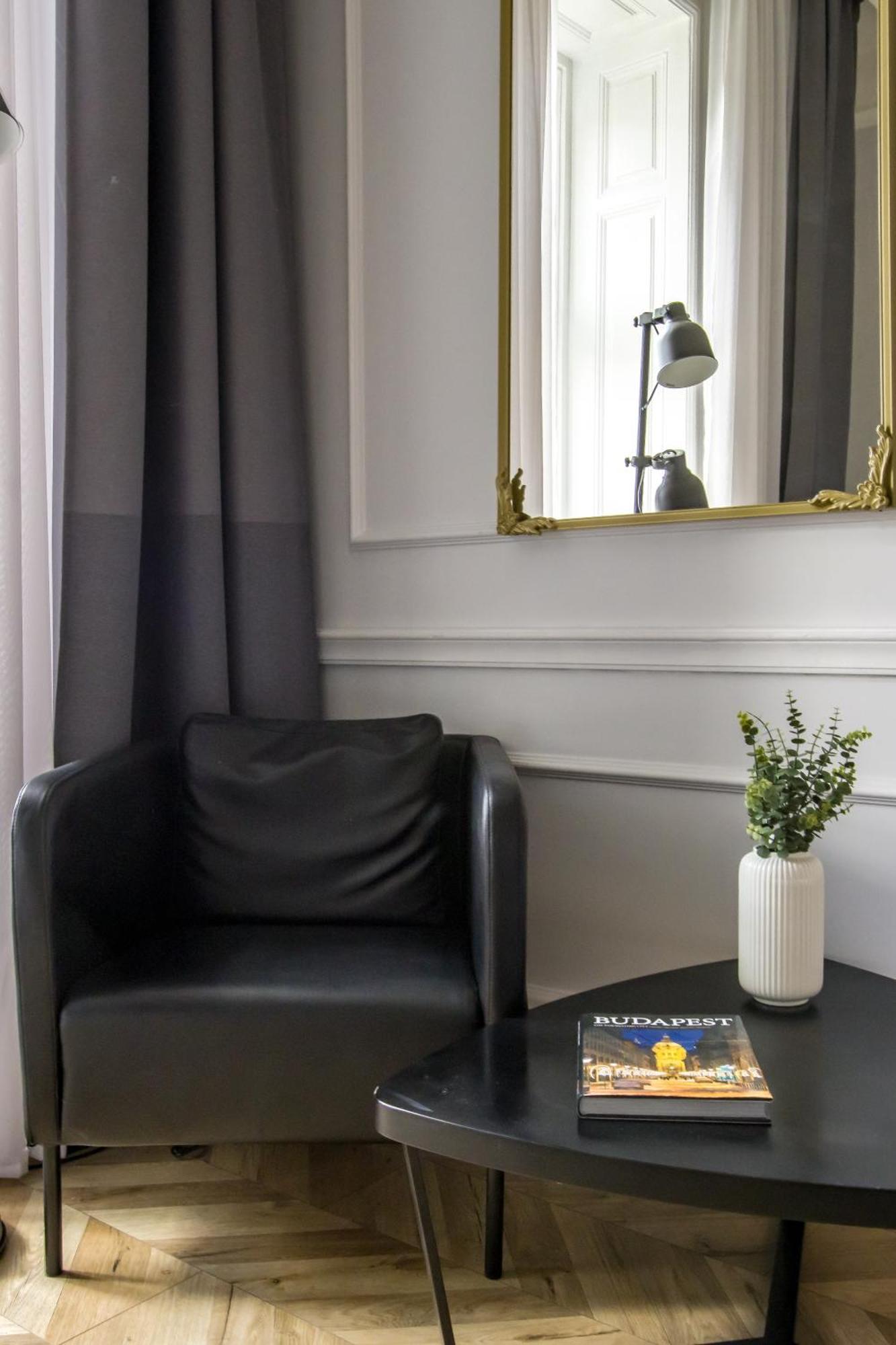 Wilson'S Oktogon Square Suite Apartment Budapest Exterior photo