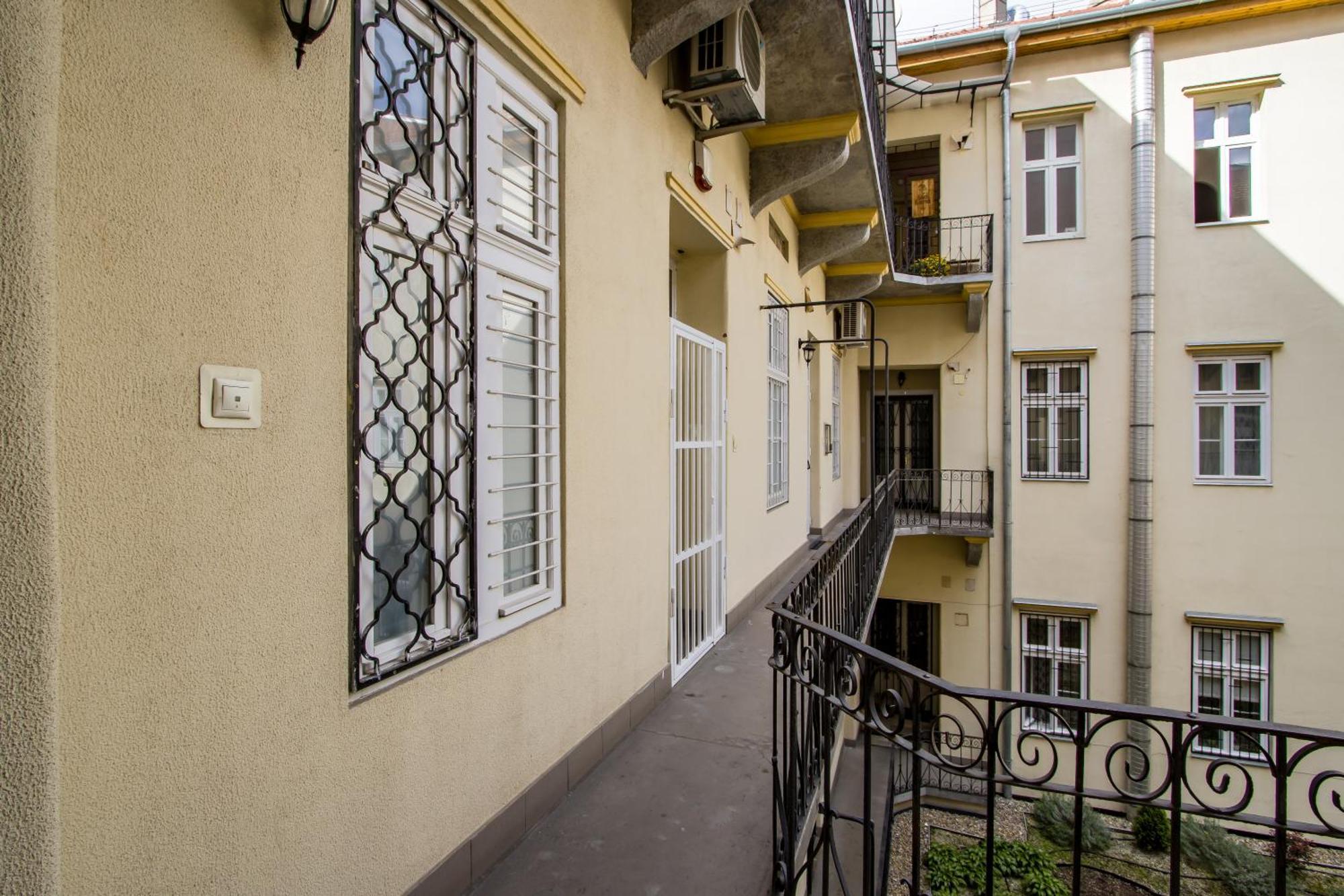 Wilson'S Oktogon Square Suite Apartment Budapest Exterior photo